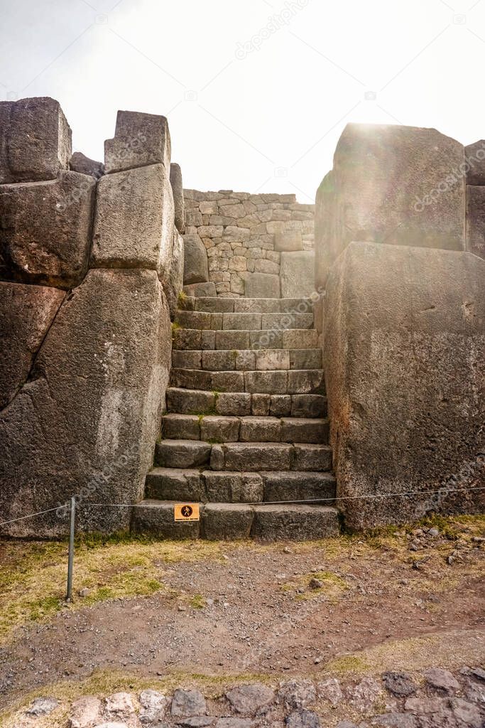 Fortaleza Inca de Sacsayhuaman, muros y escalera de piedra. Cusco.