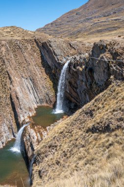 Peru And Dağları 'ndaki şelale turkuaz havuzlara dökülüyor. Engebeli kayalıklar, kuru çimenler ve dağ arazisi And Dağları 'nın doğal bir manzarasını oluşturur. Güney Amerika 'nın güzelliğini ve vahşiliğini gözler önüne seren çarpıcı bir seyahat yeri..