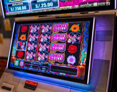 Lima, Peru, 22 Eylül 2023: Kafatası slot makinesi kurukafaları, çiçekler ve mariachi müzisyen sembollerini gösteriyor. Ölüler Günü 'nden esinlenen bu fotoğraf kumar, kültür, risk ve kumarhane eğlencesinin canlı atmosferini temsil ediyor..