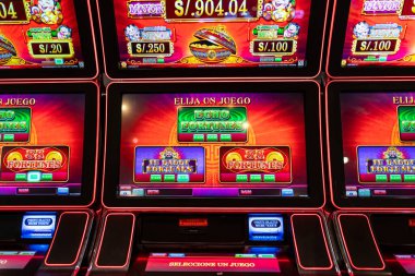 Lima, Peru, 30 Eylül 2023: Casino slot makinesi Echo Fortunes, Fu Daddy Fortunes ve 88 Fortunes gibi servet temalı oyunları sergiliyor. Parlak grafikler, ikramiye ve bahis seçenekleri kumar eğlencesinin heyecanını vurguluyor.