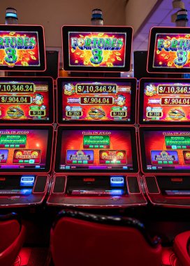 Lima, Peru, 30 Eylül 2023: Servetler 3 oyununu sergileyen bir kumarhanede çoklu kumar makinelerinin ön görüntüsü. 