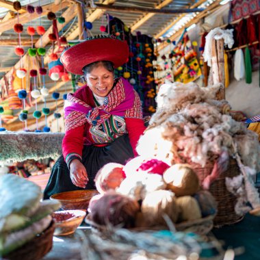 Cusco, Peru, 12 Ağustos 2022: Peru 'da yün ve yün hazırlayan geleneksel Andean kadını. Otantik tekstil işçiliği, canlı iplikler ve yerel kültür..