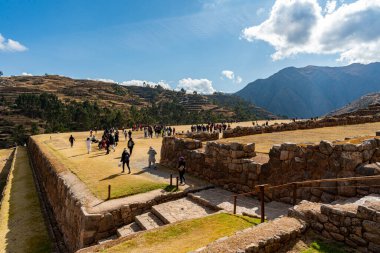 Cusco, Peru, 12 Ağustos 2022: Cusco, Peru 'daki Chinchero harabeleri, taş duvarlar, teraslar ve kutsal vadiyi keşfeden turistler. Kültürü, mirası ve nefes kesici And manzaralarını harmanlayan tarihi bir yer..