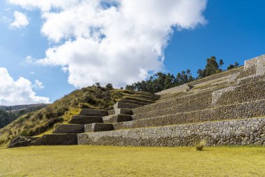 Cusco, Peru 'daki Chinchero' nun antik İnka terasları etkileyici taş duvarlarla inşa edilmiş. Bu arkeolojik kalıntılar And Dağları 'nın Kutsal Vadisi' ndeki tarım mühendisliği ve kültür mirasını temsil ediyor..