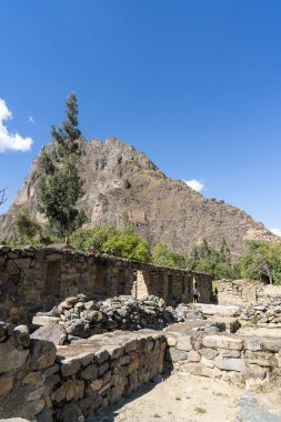 Cusco, Peru, 12 Ağustos 2022: Peru 'nun Kutsal Vadisi' nde yer alan Ollantaytambo 'daki Antik İnka taş kalıntıları. İnka medeniyetinin mirasını koruyan ve dünya çapında turistlerin ilgisini çeken bir arkeolojik alan..