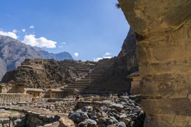 Cusco, Peru, 12 Ağustos 2022: Peru 'nun Kutsal Vadisi' ndeki Ollantaytambo Inca teraslarının panoramik manzarası. And Dağları 'na karşı İnka kültürü, tarihi ve mühendisliği sergileyen taş yapıların yer aldığı bir arkeolojik site..