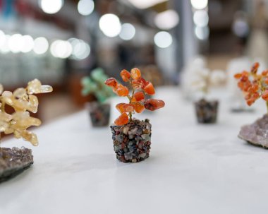 Mineral kabında portakal taşları olan el yapımı değerli bir ağaç. Cusco, Peru 'da yapılmış dekoratif bir bonsai, hatıra olarak popüler, feng shui tılsımı, çakra iyileştirici alet, ve zanaatkar koleksiyonu..