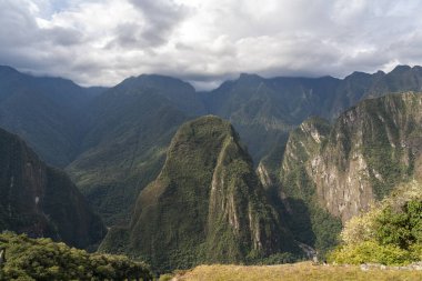 Machu Picchu yakınlarındaki Putucusi Dağı, Cusco, Peru, ikonik yeşil yamaçları ve And Dağları ile çevrili. Nefes kesen doğal bir manzara. Yürüyüş, doğa yolculuğu ve fotoğrafçılık için mükemmel..