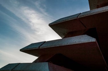 Soyut minimal mimari arkaplan fotoğrafı, güneşli bir günde mavi gökyüzü altındaki cephe yapıları, Dundee, İskoçya