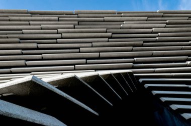 Soyut minimal mimari arkaplan fotoğrafı, güneşli bir günde mavi gökyüzü altındaki cephe yapıları, Dundee, İskoçya