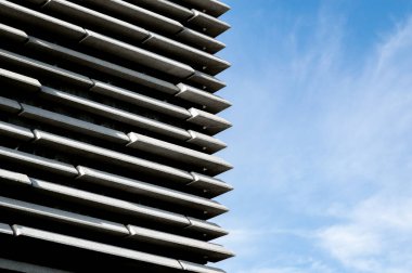 Soyut minimal mimari arkaplan fotoğrafı, güneşli bir günde mavi gökyüzü altındaki cephe yapıları, Dundee, İskoçya