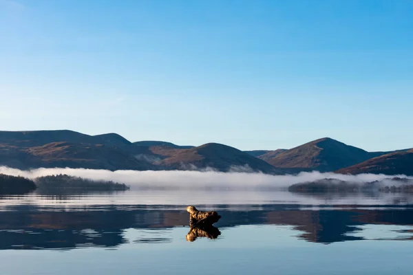 Objekte Und Nebel Auf Dem Wasser Loch Lomond Schottland — Stockfoto