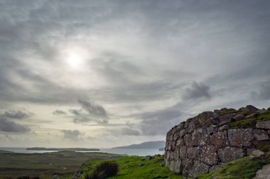 Eski broş kalıntılarından görünen karbon bölmesi.