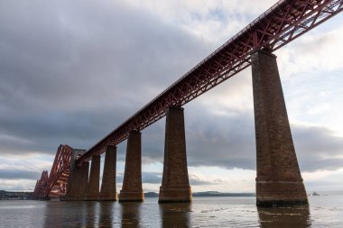 Dördüncü köprü perspektifi azalıyor. Güney Queensferry, İskoçya