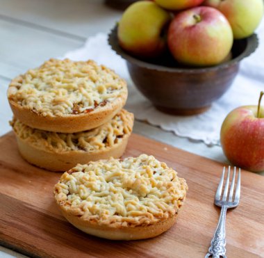 Ahşap zeminde lezzetli elmalı turta parçaları.