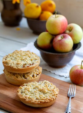 Ahşap zeminde lezzetli elmalı turta parçaları.
