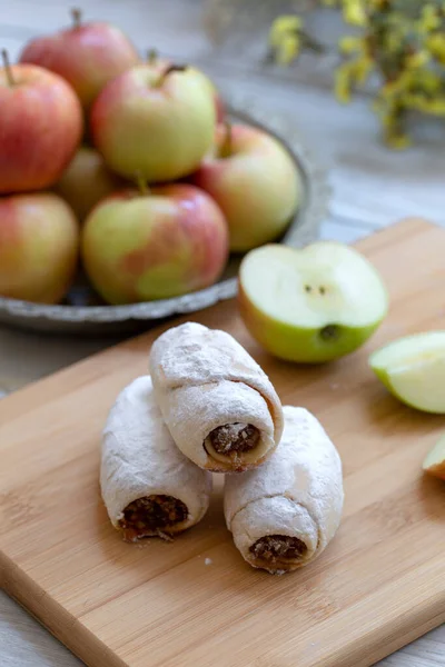 Rollos Pastel Manzana Sobre Fondo Madera — Foto de Stock