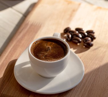 Bir fincan Türk kahvesi ve çikolatası