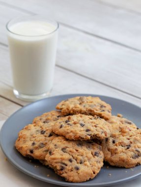 Bir bardak sütlü çikolatalı kurabiye.