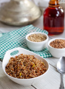 Ahşap zemin üzerinde sebzeli (yeşil mercimek) karabuğday pilavı (pilav)