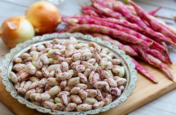 Taze borlotti ya da ahşap arkaplanda yabanmersini fasulyesi.