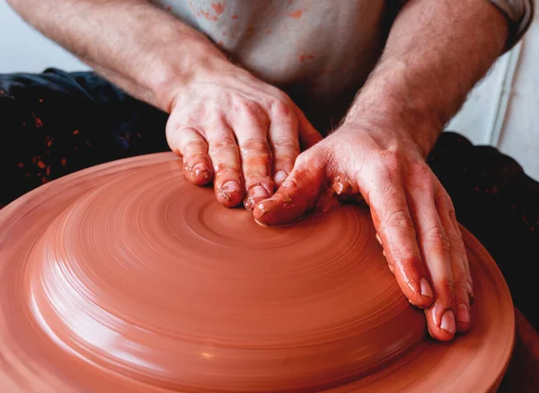陶芸教室で器を作るプロの陶芸家 スタジオ — ストック写真
