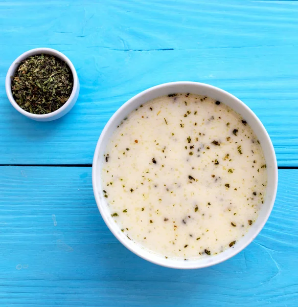 Geleneksel Türk yoğurt çorbası (yayla çorbası)