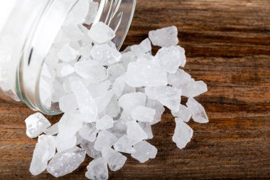 Ahşap arka planda cam kavanozda limon tuzu.