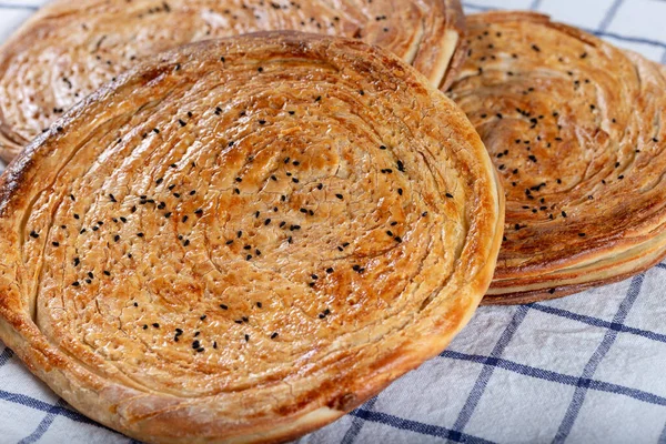 自制圆形面包和土耳其薄片糕点 Katmer — 图库照片