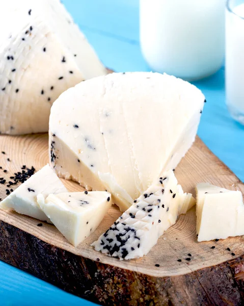 Queijo Com Sementes Cominho Preto Com Garrafa Leite Fundo Madeira — Fotografia de Stock