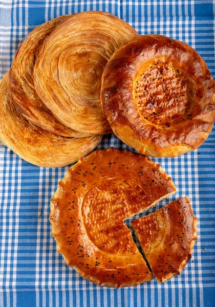 自制圆形面包和土耳其薄片糕点 Katmer — 图库照片