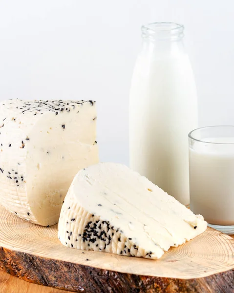 Käse Mit Schwarzkümmelsamen Mit Einer Flasche Milch Auf Holzgrund — Stockfoto