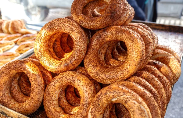 Sokak satıcısı İzmir 'den geleneksel Türk simidi / Simit satışı