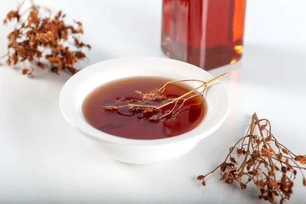 Bitkisel yağla taze çiçekli Aziz John otunu kurutulmuş çiçeklerle karıştırdım.