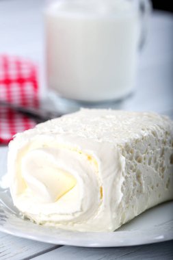 Türk kahvaltısı / Kaymak için pıhtılaşmış krema (tereyağı kreması) ve bir bardak süt