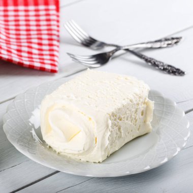 Türk kahvaltısı / Kaymak için pıhtılaştırılmış krema (tereyağı kremi) 
