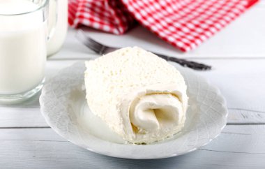 Türk kahvaltısı / Kaymak için pıhtılaşmış krema (tereyağı kreması) ve bir bardak süt