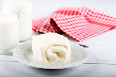 Türk kahvaltısı / Kaymak için pıhtılaşmış krema (tereyağı kreması) ve bir bardak süt