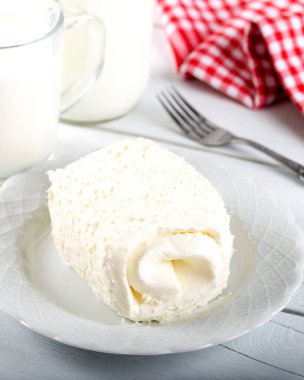 Türk kahvaltısı / Kaymak için pıhtılaşmış krema (tereyağı kreması) ve bir bardak süt
