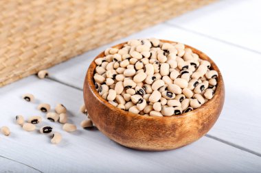 Black-eyed Beans in bowl on wooden background.
