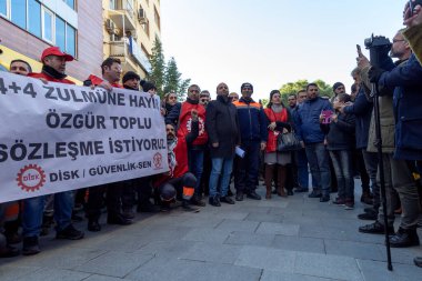 Karsiyaka, İzmir / Türkiye - 01 / 16 / 2019: Türkiye 'nin İzmir kentinde İşçi Sendikaları Konfederasyonu (Türkiye İlerici Sendikalar Konfederasyonu) üyelerinin ekonomik ve sosyal hakları için gösteri.