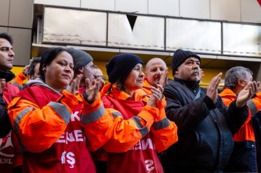 Karsiyaka, İzmir / Türkiye - 01 / 16 / 2019: Türkiye 'nin İzmir kentinde İşçi Sendikaları Konfederasyonu (Türkiye İlerici Sendikalar Konfederasyonu) üyelerinin ekonomik ve sosyal hakları için gösteri.