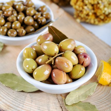 Limonlu ve Daphne yapraklı yeşil zeytinler.