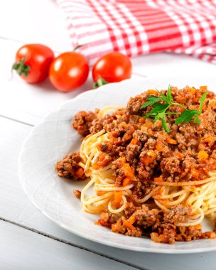 Beyaz arka planda bolonez soslu spagetti..
