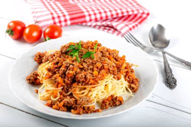 Beyaz arka planda bolonez soslu spagetti..