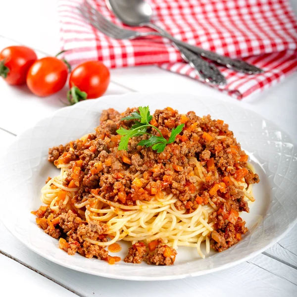 Espaguetis Con Salsa Boloñesa Sobre Fondo Blanco —  Fotos de Stock