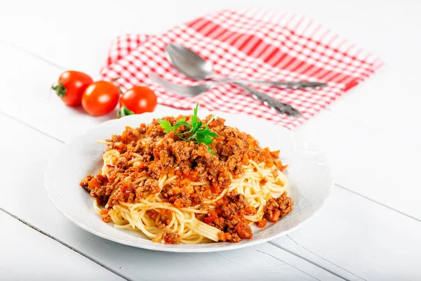 Espaguete Com Molho Bolonhesa Sobre Fundo Branco — Fotografia de Stock
