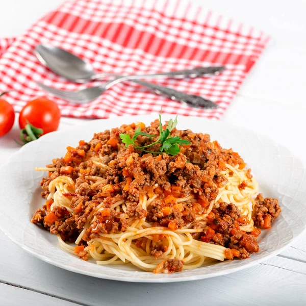 Beyaz arka planda bolonez soslu spagetti..