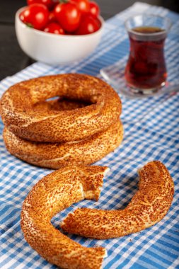 Türk simidi (simit, gevrek) ve çay