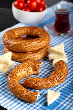 Türk simidi (simit, gevrek) ve çay